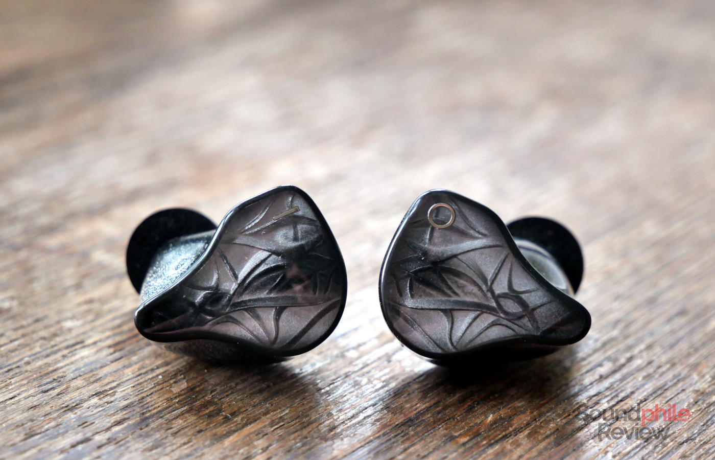 The IO Audio VOLARE have "I" and "O" letters on the right and left faceplates.